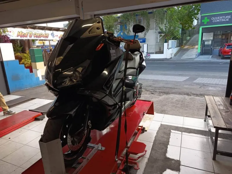 Garage pour changement de pneus, L'Étang-Salé, Progom