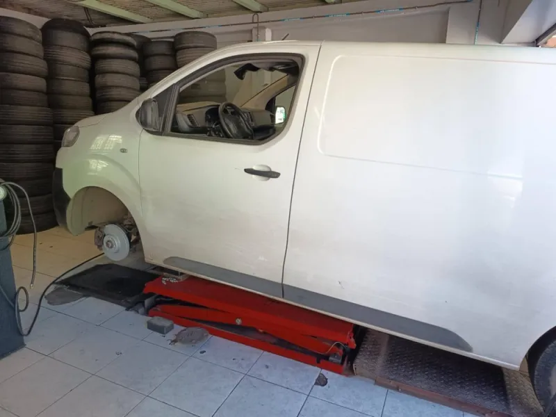 Garage pour changement de pneus, L'Étang-Salé, Progom