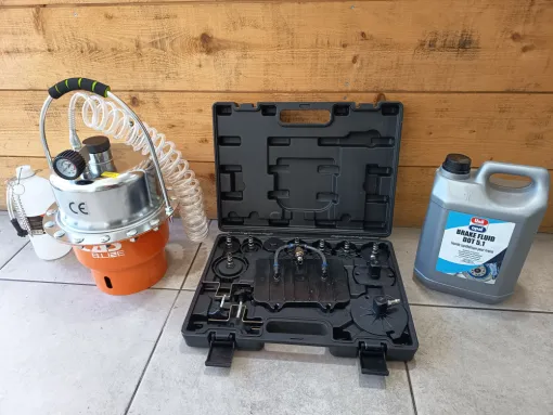 Purge de système de freinage sur une voiture à L'Étang-Salé, L'Étang-Salé, Progom