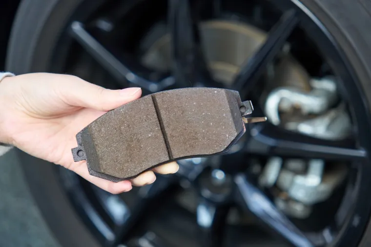 Comment vérifier s'il faut changer ses plaquettes de frein sans démonter la roue ?, L'Étang-Salé, Progom